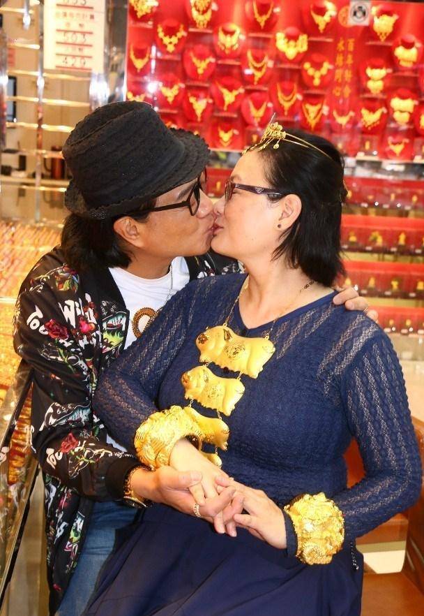 63岁tvb老戏骨鲁振顺携女友置办嫁妆,戴五只大金猪,当众甜吻_julie