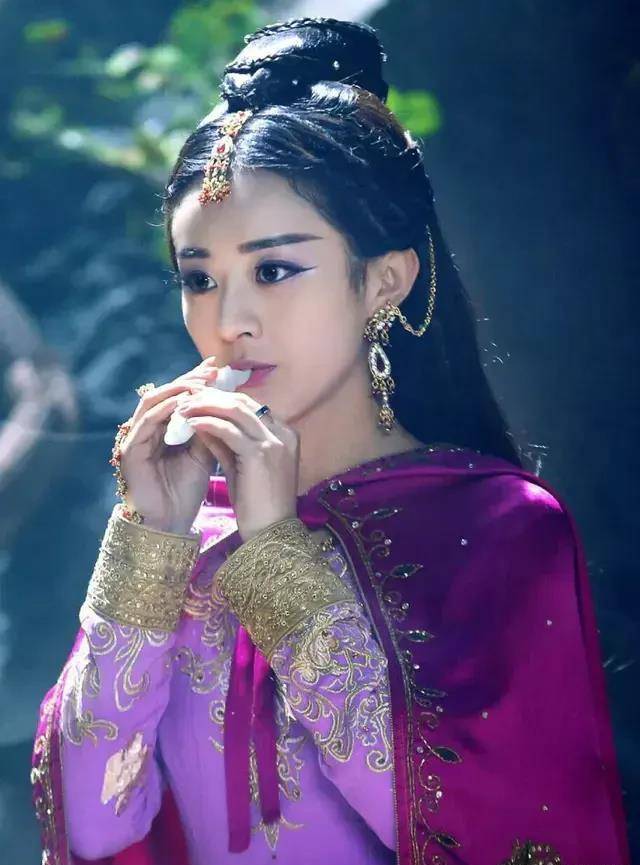 大红的新娘妆,好一个娇俏的新娘子,一出场,简直太惊艳了,娇艳动人,看