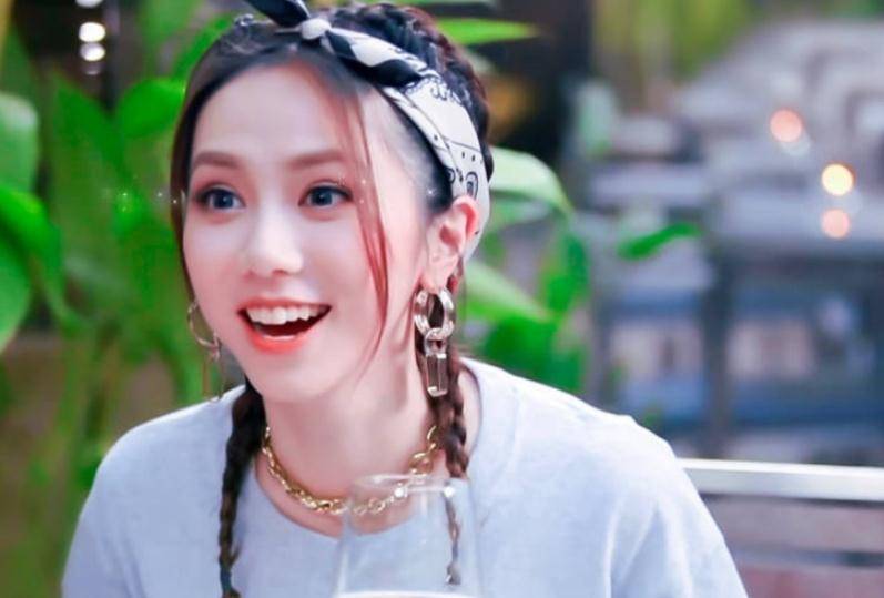 原创邓紫棋晒男友视角美照扎麻花辫美回18岁满脸胶原蛋白让人羡