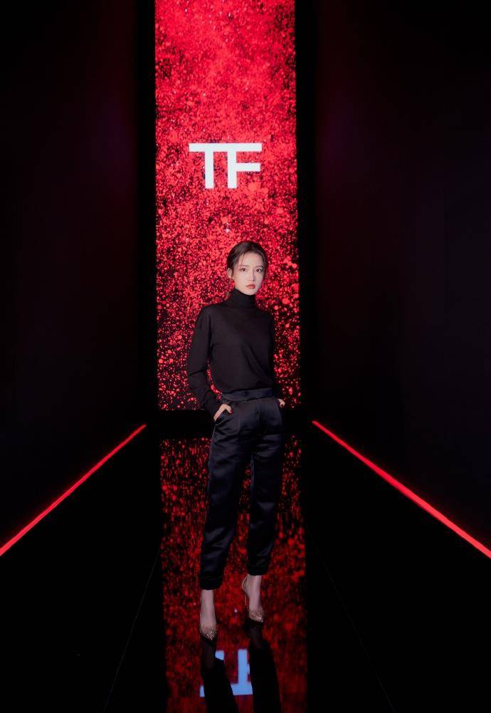 李沁早年旧照被传,手臂胖成"麒麟臂", 依旧水灵,一种独特美感_黑色