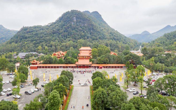 九嶷山位於永州市寧遠縣,又名蒼梧山,這裡名勝古蹟豐富,自然風光絕佳