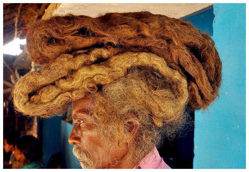 印度老人受神灵感召40年不理发头发缠绕如地毯