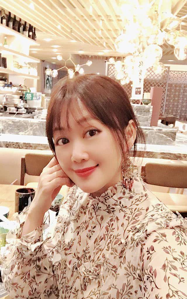 原创古装皇后梁小冰穿裙子跳舞卖萌51岁依然美如少女