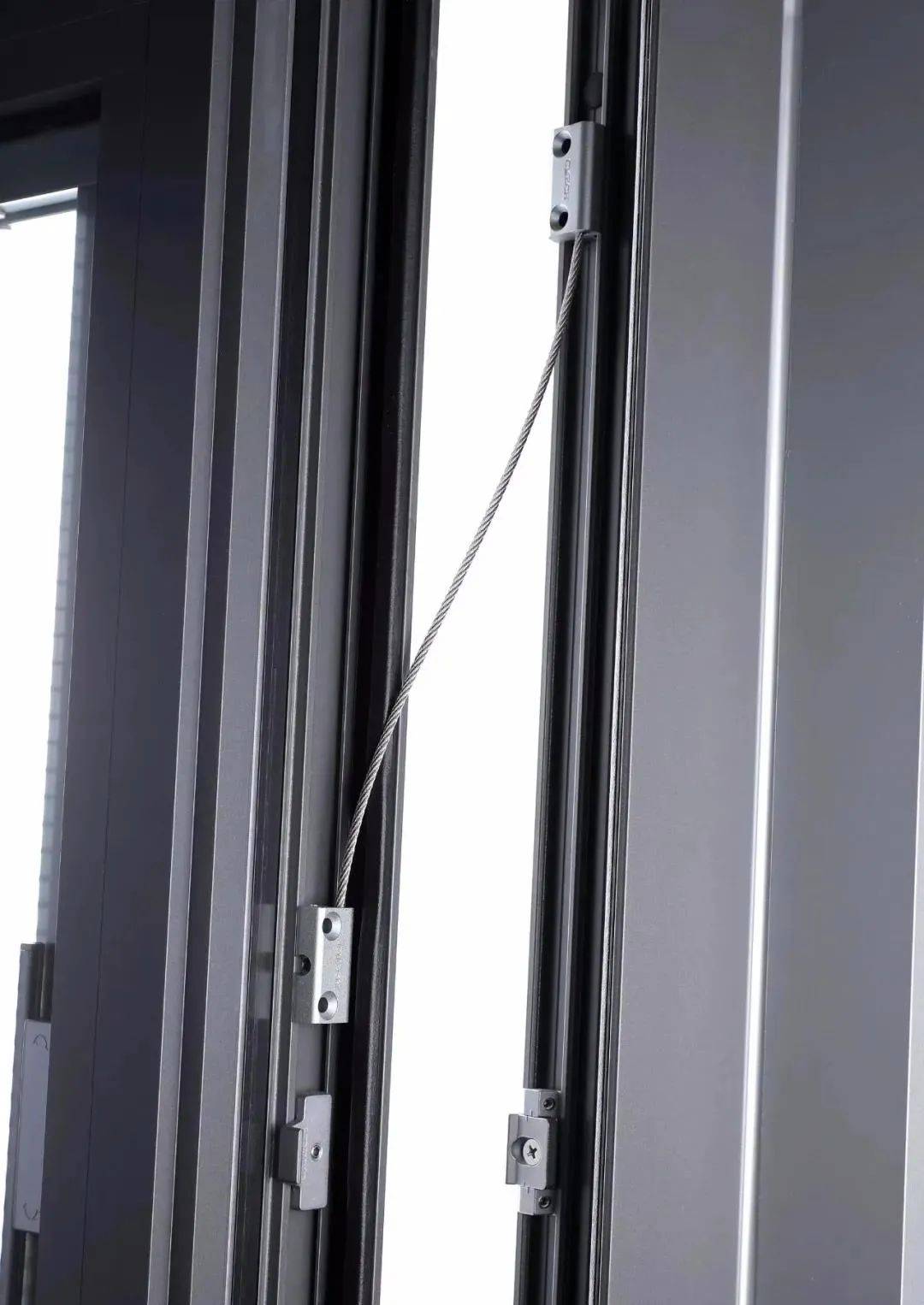 百诺门窗防坠链百诺门窗标准配置的是不锈钢安全防坠绳,承重力更强