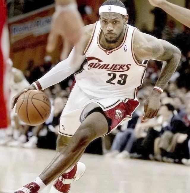 詹姆斯是一个天赋很强的球员,不仅块头大,爆发力,速度也都很出色,但