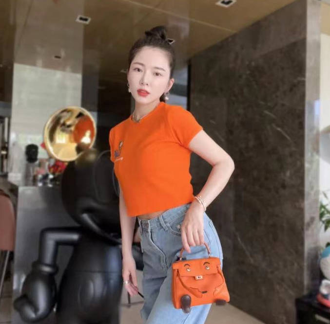 穿短上衣露出腹肌,手上一个小包近30万_照片_穿着_社交