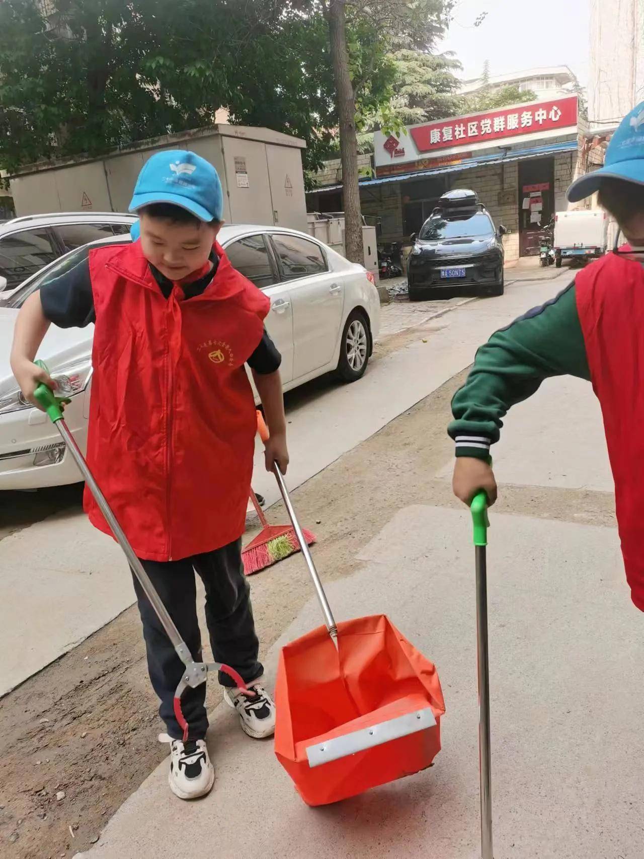 郑州幸福路小学北校区四二班六组开展公益劳动实践活动