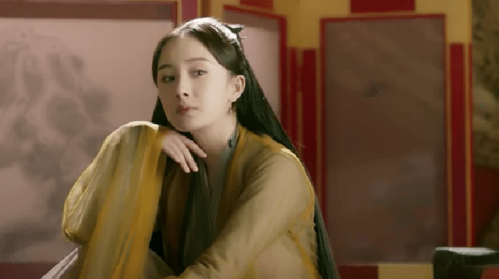 当年白浅历劫变成了凡人孤女素素,素素可没少被素锦坑害