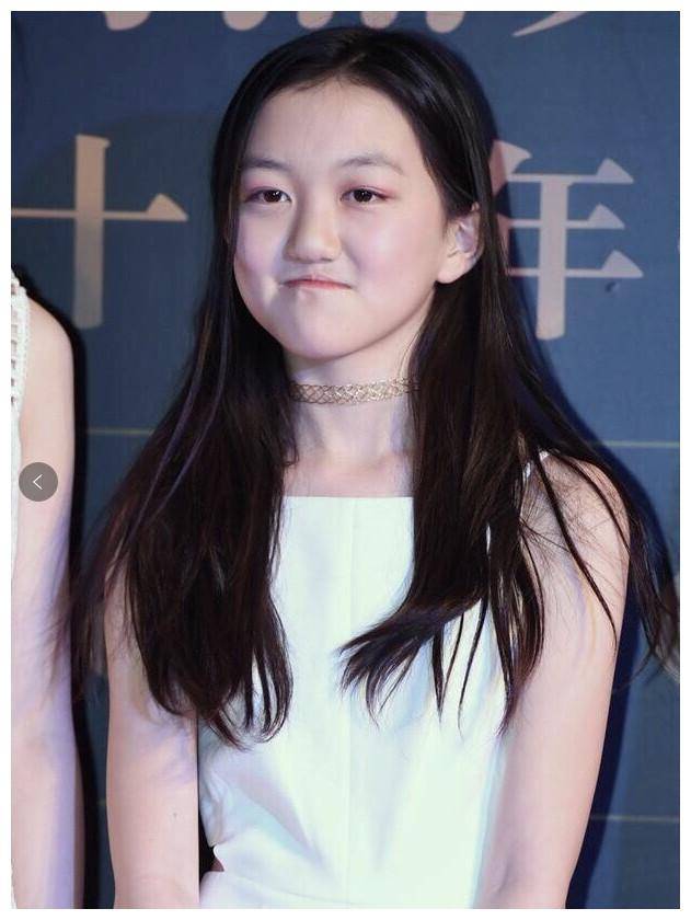 原创13岁李嫣近照穿漏腰裙现身活动打扮成熟有王菲风范