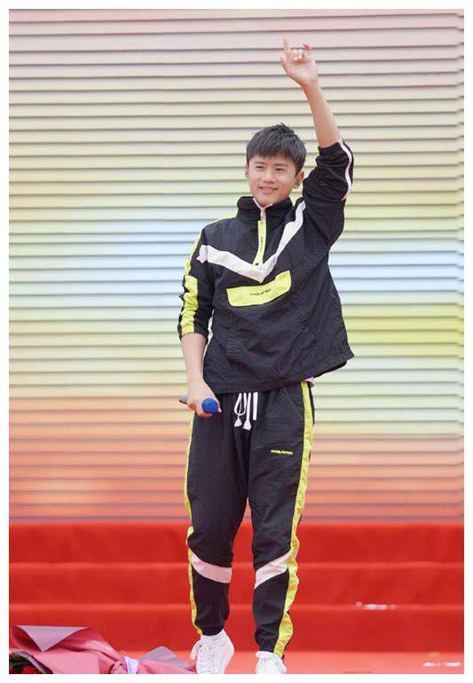 原创张杰更潮了身穿消防服风格套装搭小白鞋蛮显年轻的