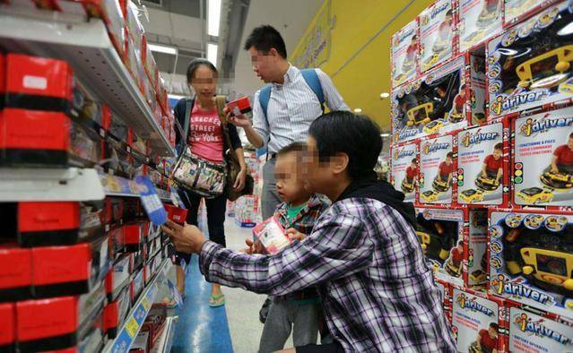 孩子闹着要买玩具爸爸先行一步躺倒孩子无奈起来别丢人了