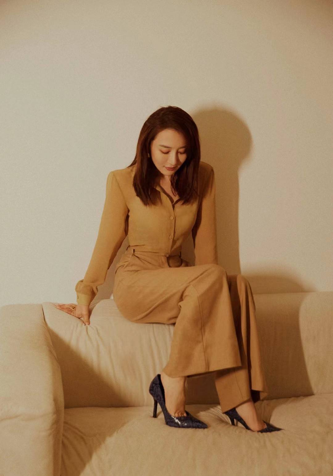 李依晓就是妩媚,穿棕色西装也很有女人味,长发披肩气质优雅_风格_牛仔