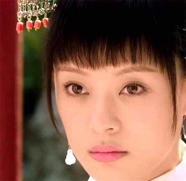 大概《甄嬛传》的编剧也觉得这样未免过于露骨,所以直接给删去了.