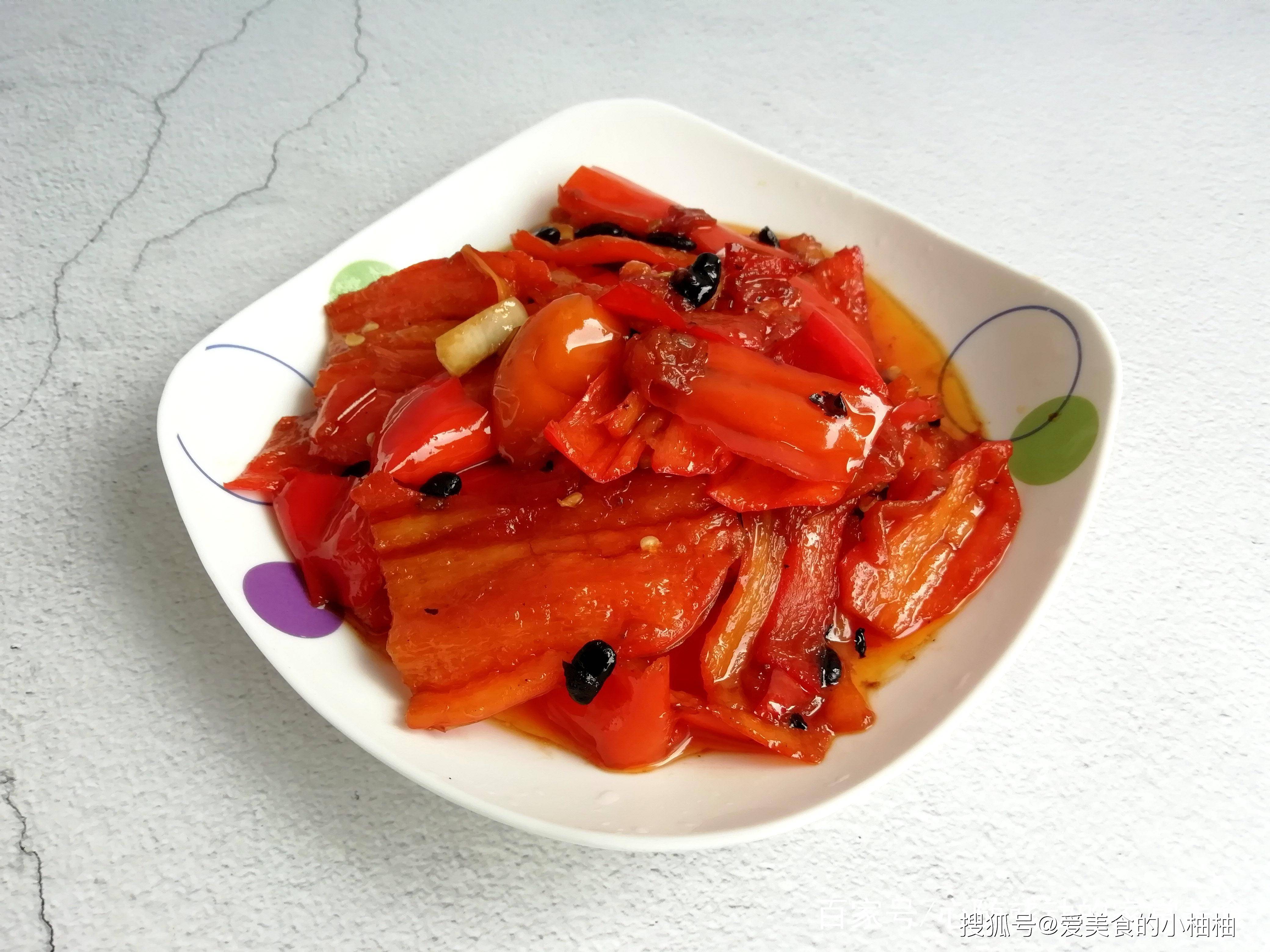 这是煎辣椒,昨天超市的大红椒打特价,挑了四个才一块多钱,这个辣椒没