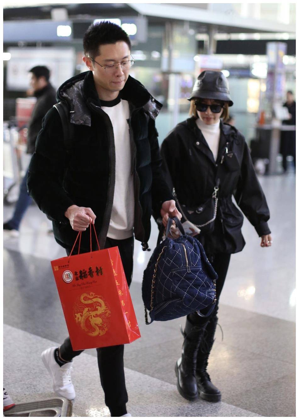 原创张嘉倪携丈夫走机场妹妹头搭渔夫帽显少女范188cm买超太帅气