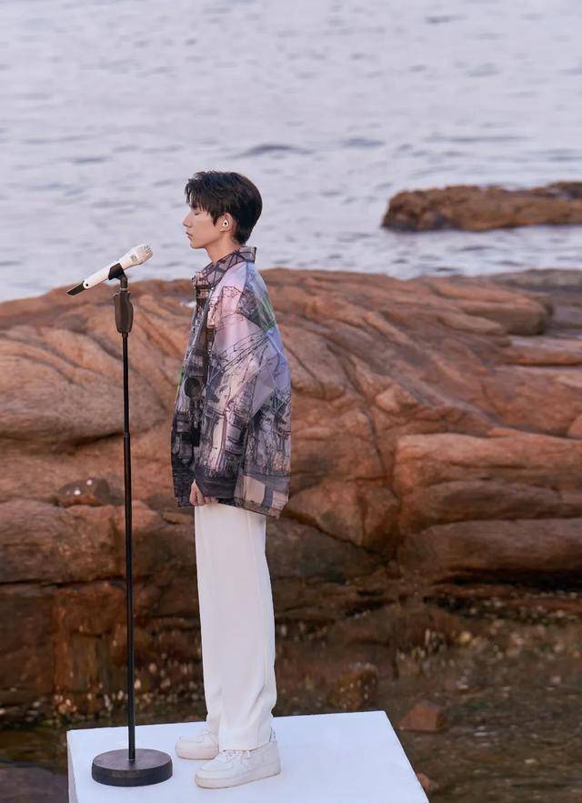 原创王源用一场海边演唱会为我们呈现一片自然与音乐交相融合的海洋