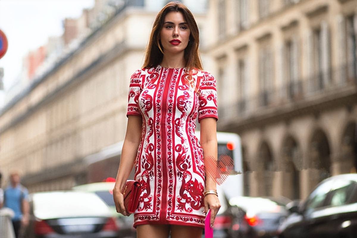 演绎自己的时尚理念,把巴西的文化和风情带到了欧洲,别具特色