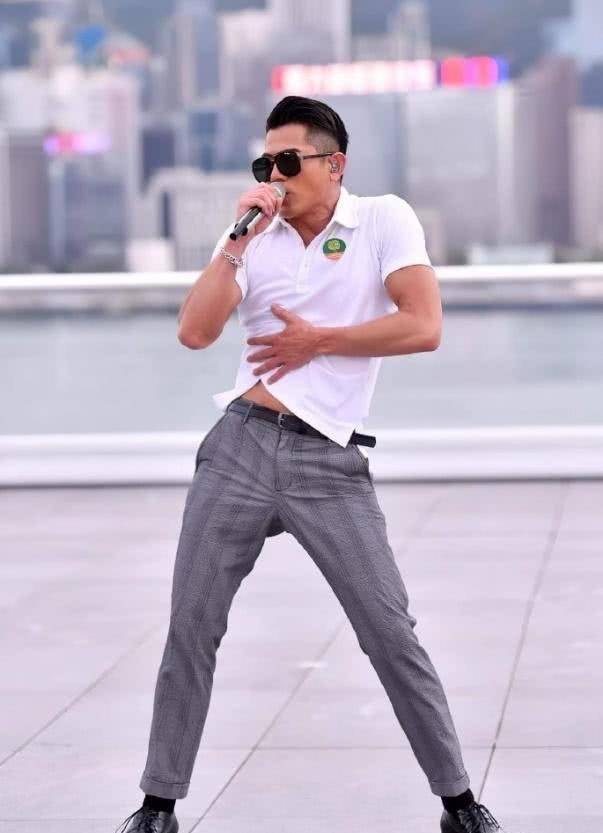 原创53岁黎明完美避过中年发福一身紧身衬衫肌肉分明身材好到爆炸
