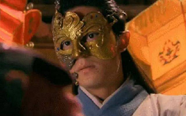 不过他带面具的时候可不是徐长卿啊,没错,就是徐长卿与紫萱相恋的第