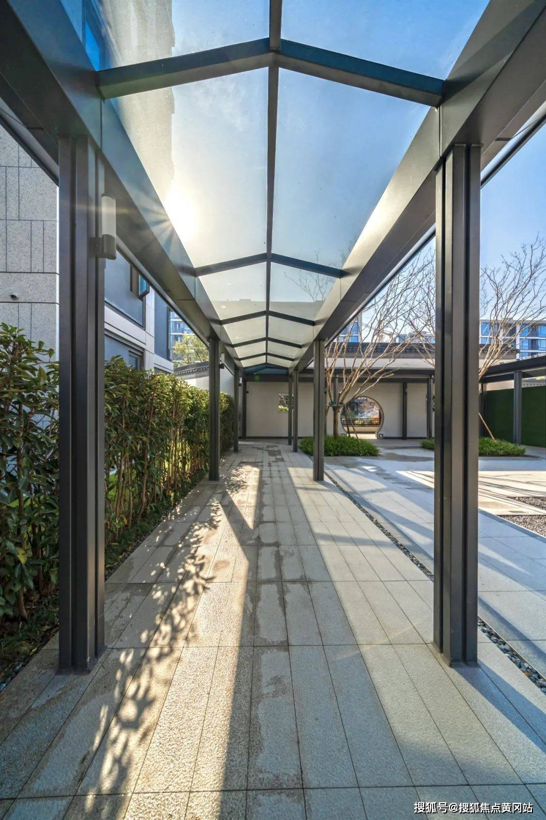 【安雅苑】的风雨连廊玻璃顶面的风雨连廊,更为通透明亮,不仅方便业主