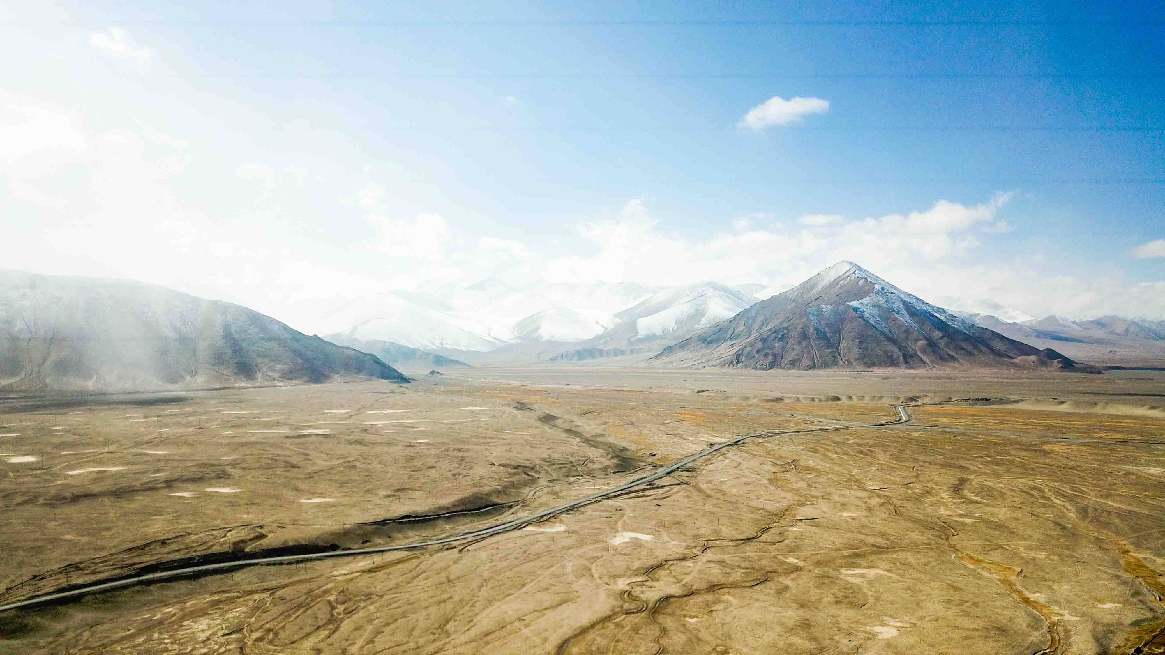 新疆神秘的帕​米尔之眼，全球海拔最高的火山口，是​地球脉搏所在