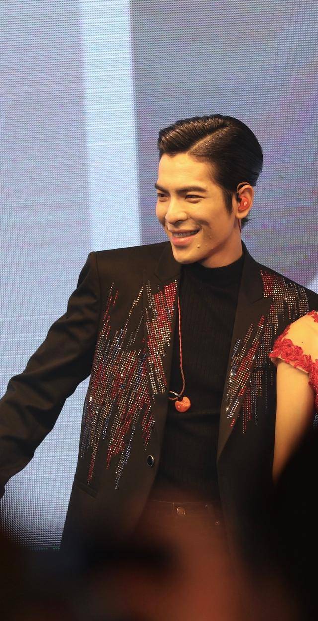 "雨神"萧敬腾的西装为什么如此"惹火"?请让路!