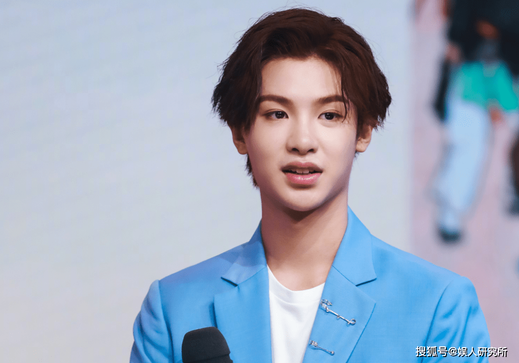 无奈之下黄明昊只好发消息求救助理,助理也贴心的第一时间为黄明昊拿