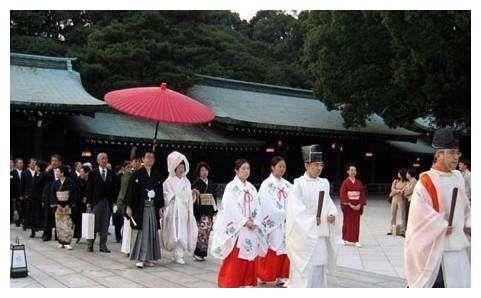 从明治到二战,日本仅次于皇族的阶层:华族是如何出现与消失的?