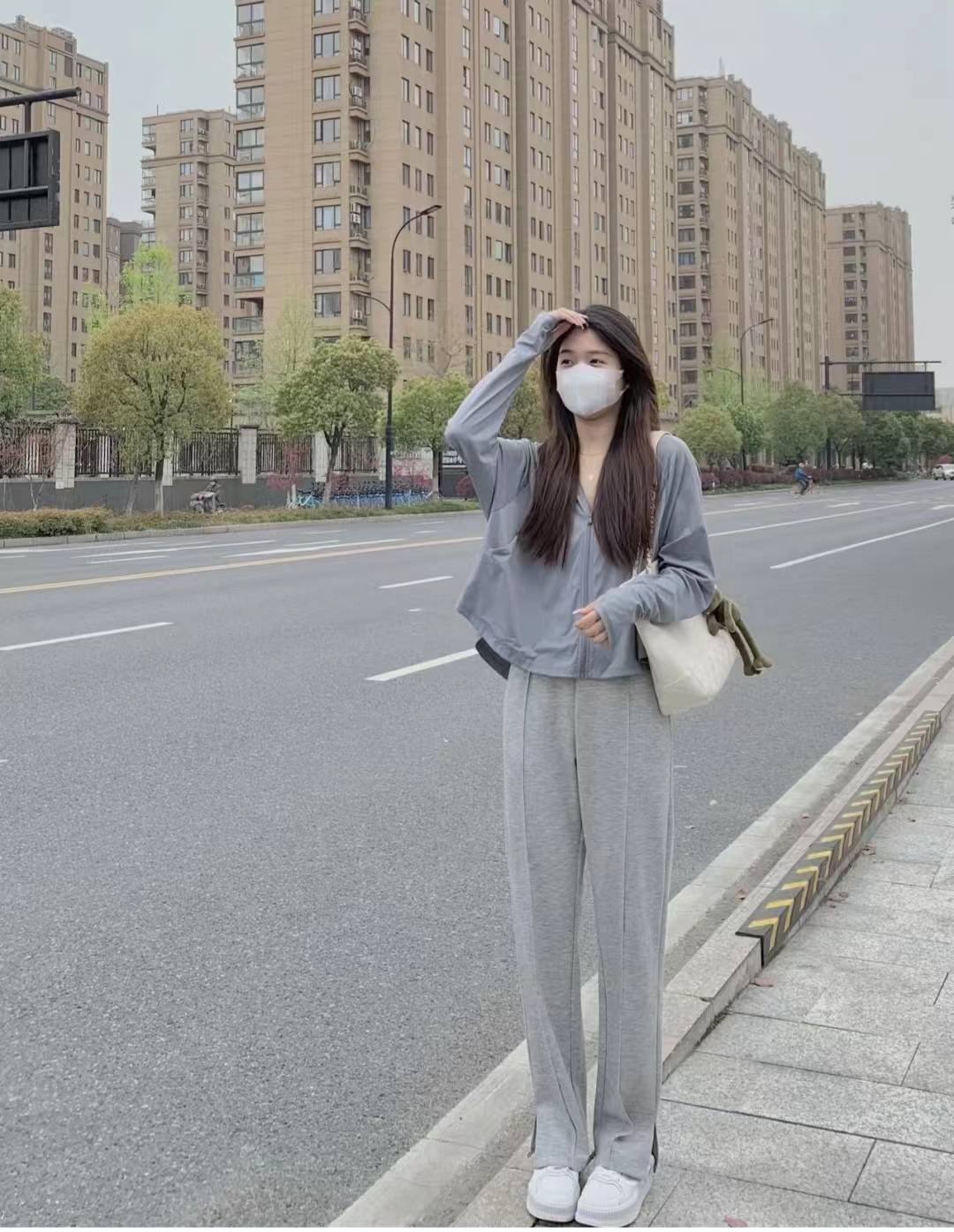 这件冰冰凉凉的也太舒服了,灰色的防晒衣搭配灰色运动裤和小白鞋,一套