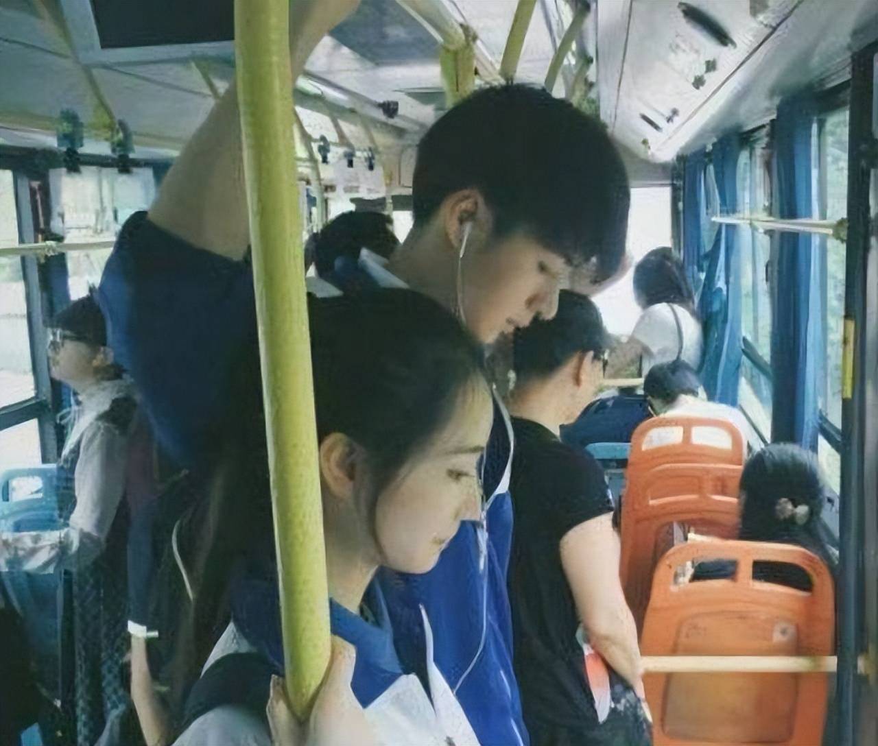 初中生谈恋爱正常吗