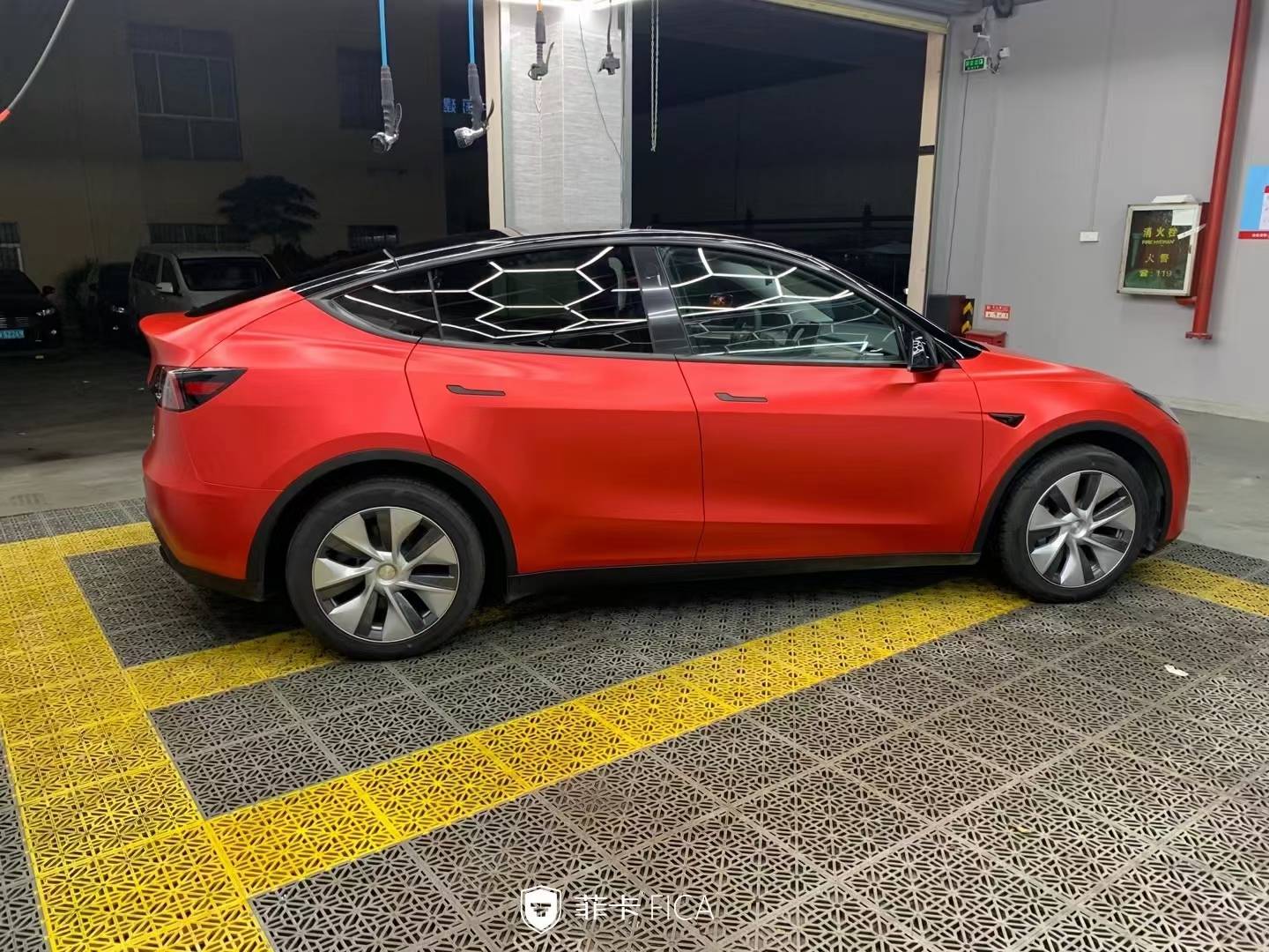 特斯拉菲卡改色膜电光金属红