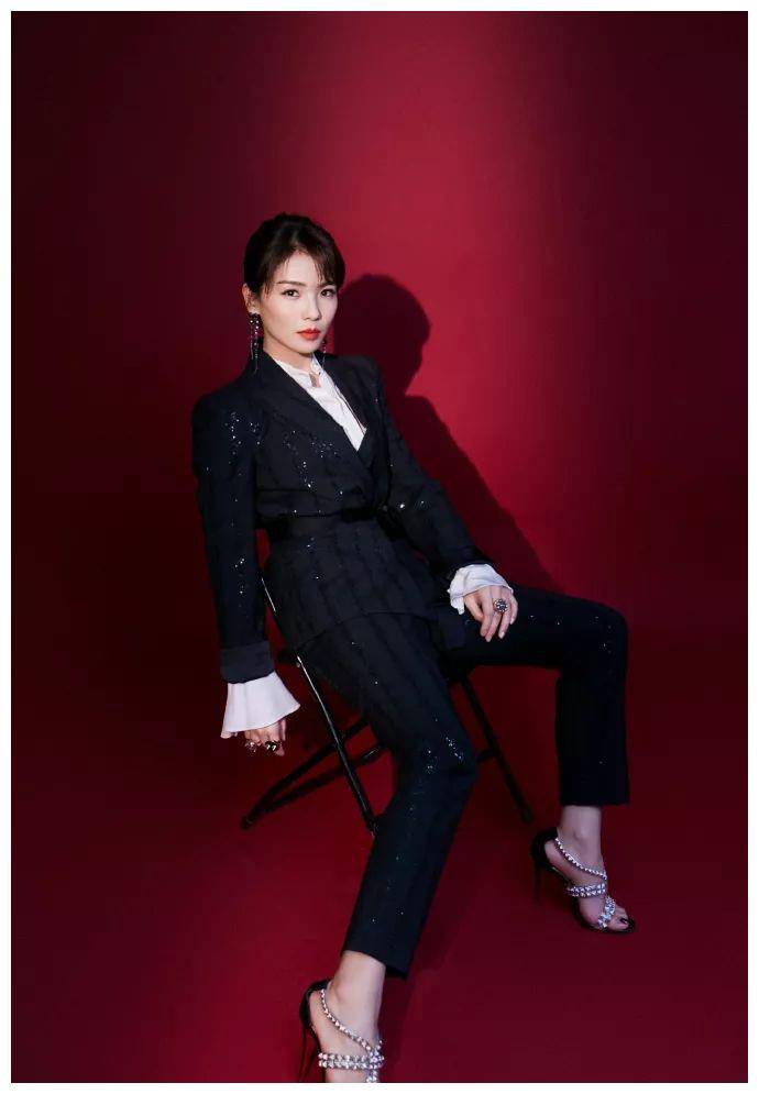 刘涛越来越有韵味了,穿一袭亮片高开叉裙,白皙美腿让人移不开眼_西装