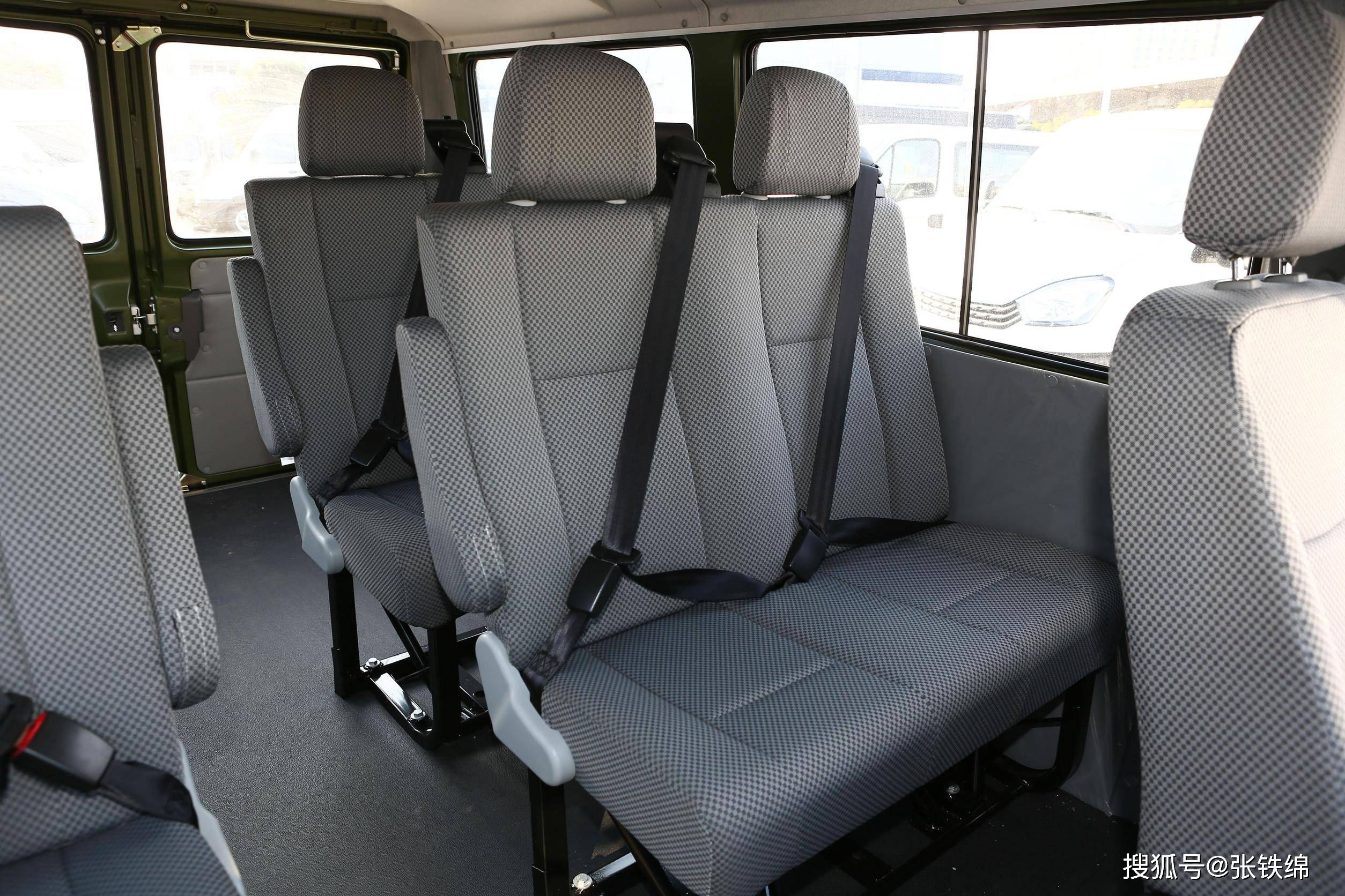 依维柯得意新车型短轴低顶7座133布局搭载25t柴油动力