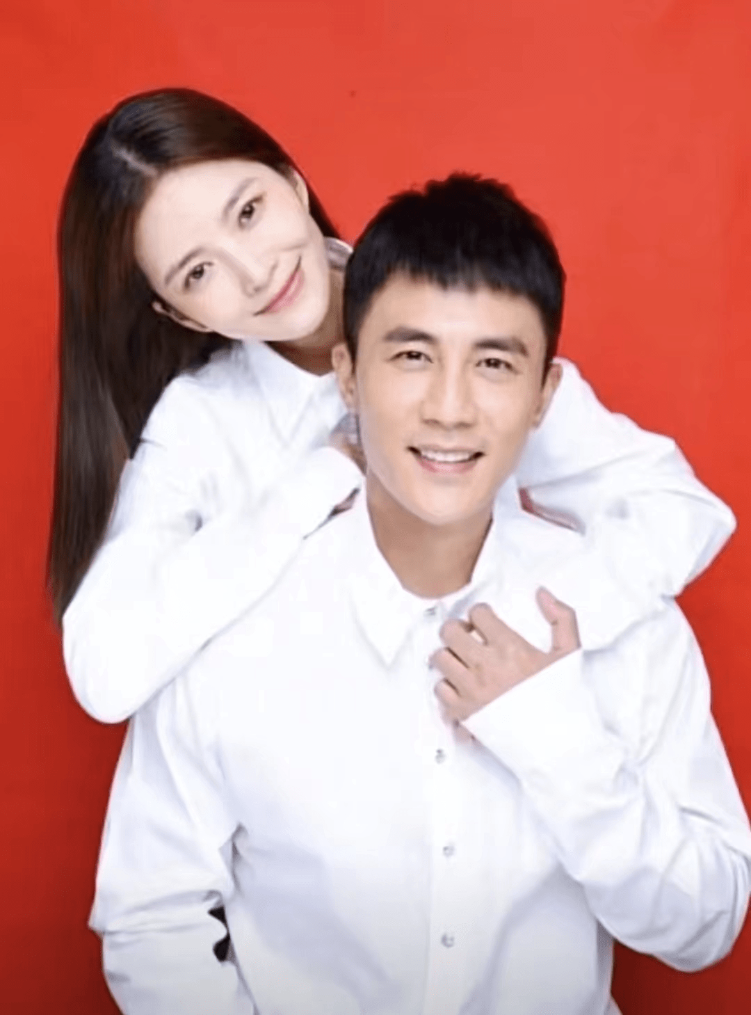 王灿晒结婚证件花絮照,和杜淳亲吻比心相依偎,花式摆拍幸福洋溢_照片