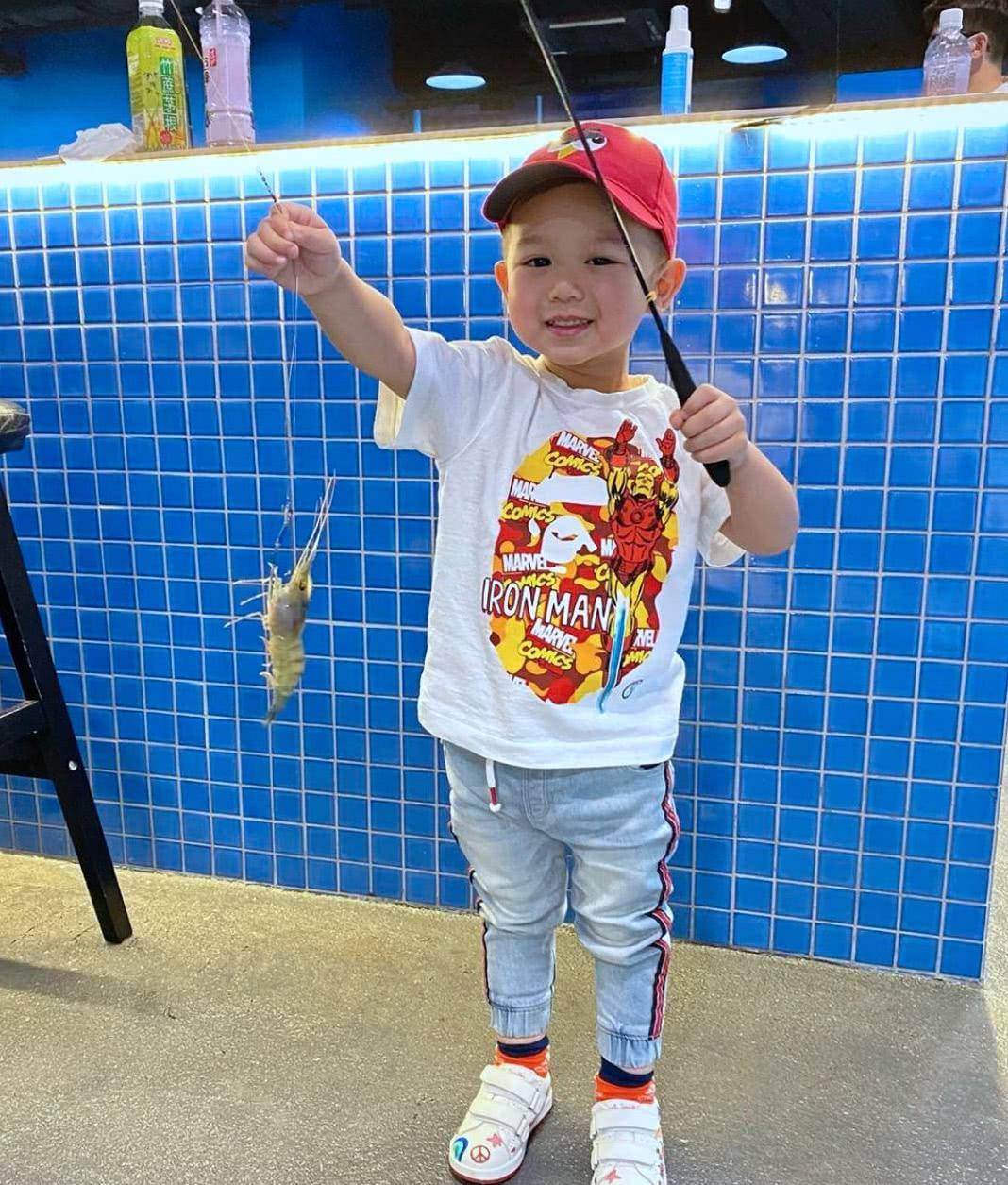 原创胡杏儿夫妇带长子钓虾两岁李奕霆认真模样超萌被赞钓虾专家