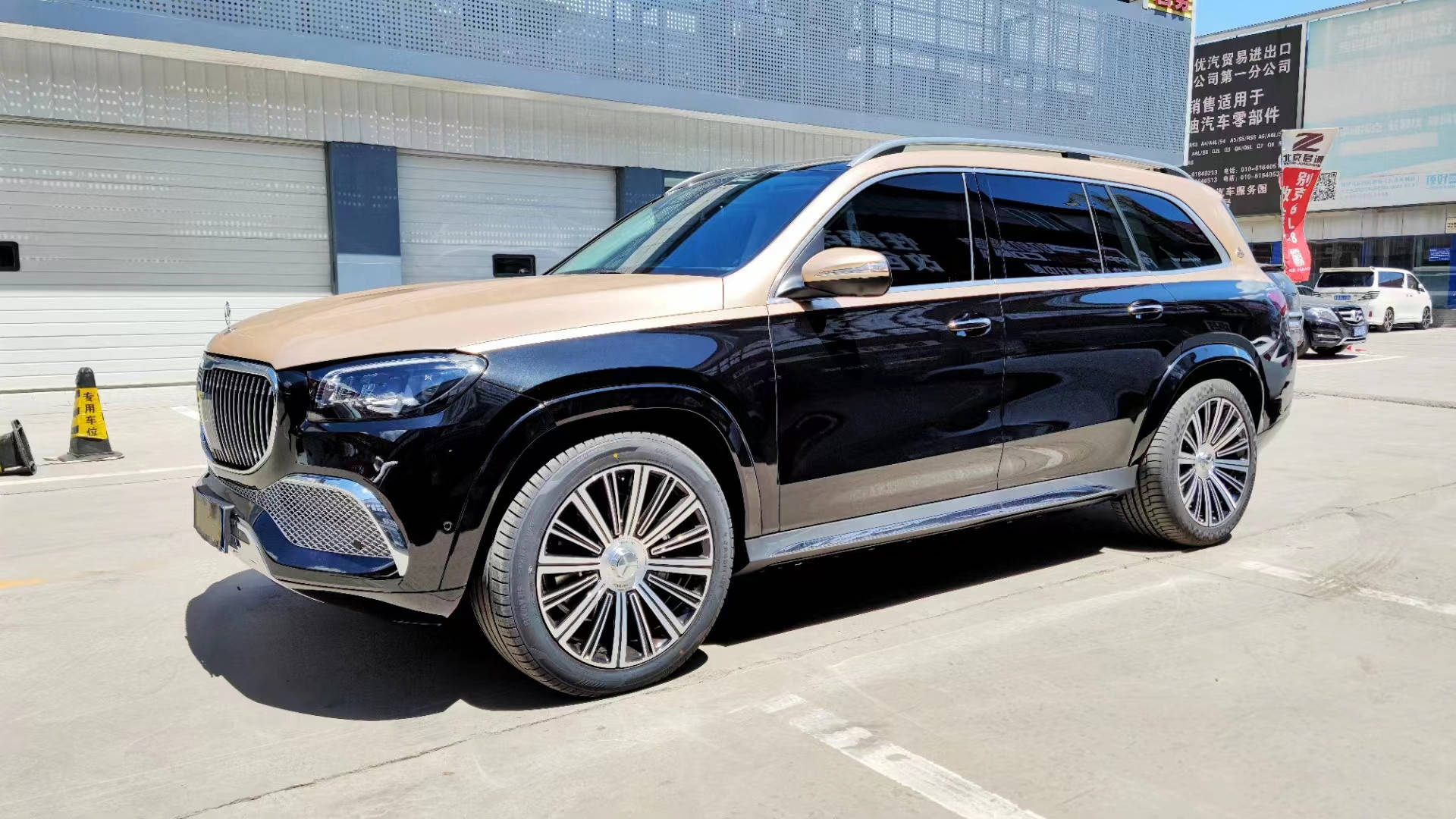 21款奔驰gls400改迈巴赫外观包围套件22寸原厂轮毂