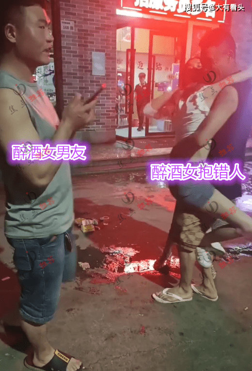 一名女子喝醉了,直接抱着一名男子不放手,如果是简单地拥抱倒没什么