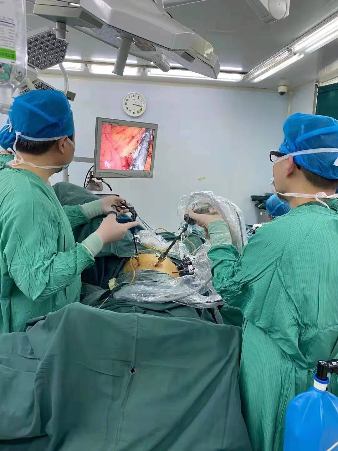 西安马应龙肛肠医院大肠外科成功完成一例超低位直肠癌根治术!