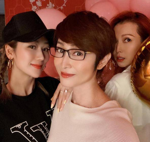 原创陈法蓉晒闺蜜合照三位女神港星同框蔡少芬洪欣保养有方