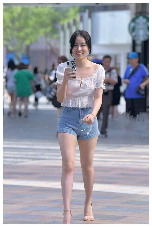 原创美女街拍时尚潮流的小姐姐个性穿搭衬托出好身材