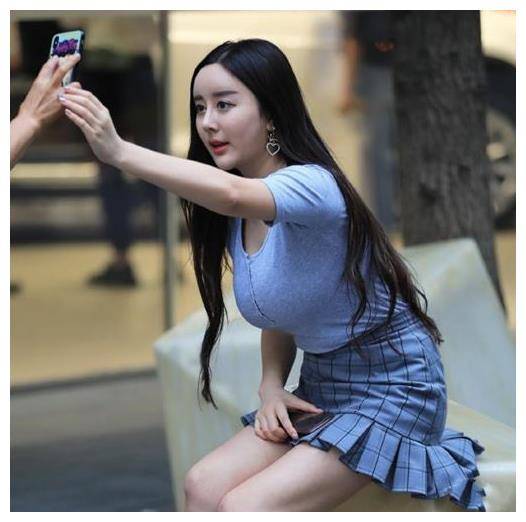 原创街拍气质出众的小姐姐紧身衣搭配格子裙气质摆拍很高级