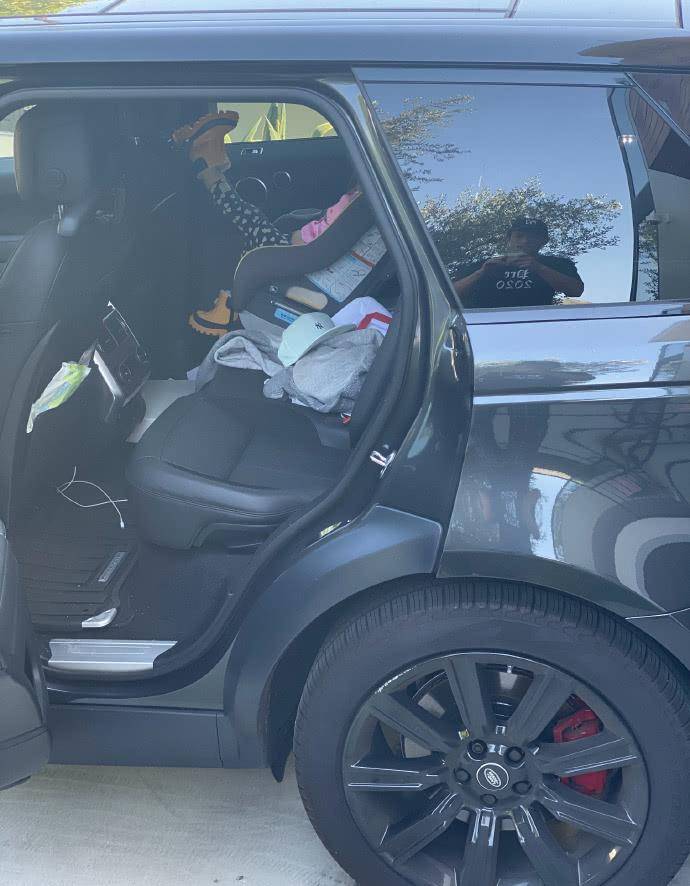 摄影师一大早车窗外拍女儿,alaia脚伸副驾驶后座上,调皮又可爱_秦舒培