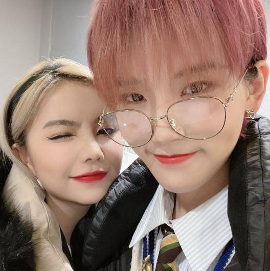 陆柯燃晒the9合照,和别人拍是正经脸,唯独和她活泼得像个孩子_组合