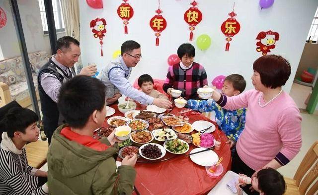 老人不动筷子,所有人都不能吃,我们要教孩子这种餐桌礼仪吗?