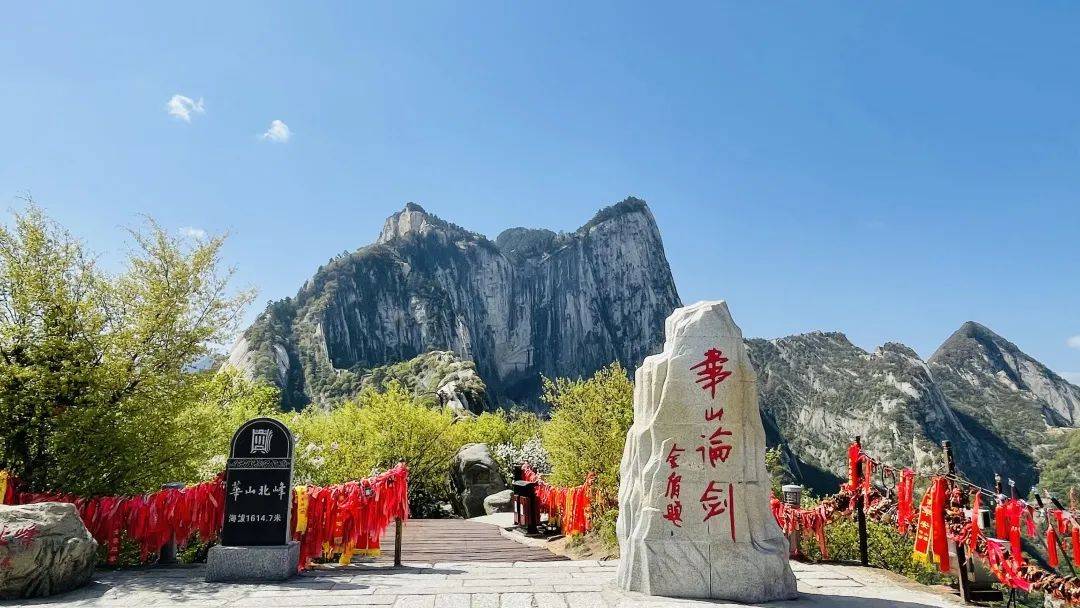 苍龙岭推荐指数:★★★★★苍龙岭是华山著名的险道之一,从北峰望此岭