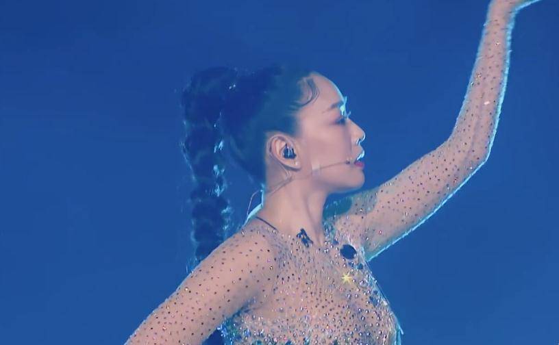 原创49岁钟丽缇紧身衣跳舞被吐槽像健美操看完弹幕真的爱了