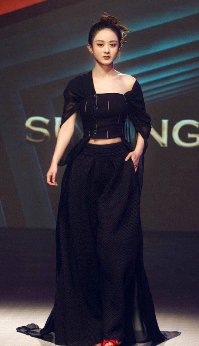 女明星走秀造型:张柏芝尴尬,赵丽颖土气,热巴气场两米_身材_时尚_一身