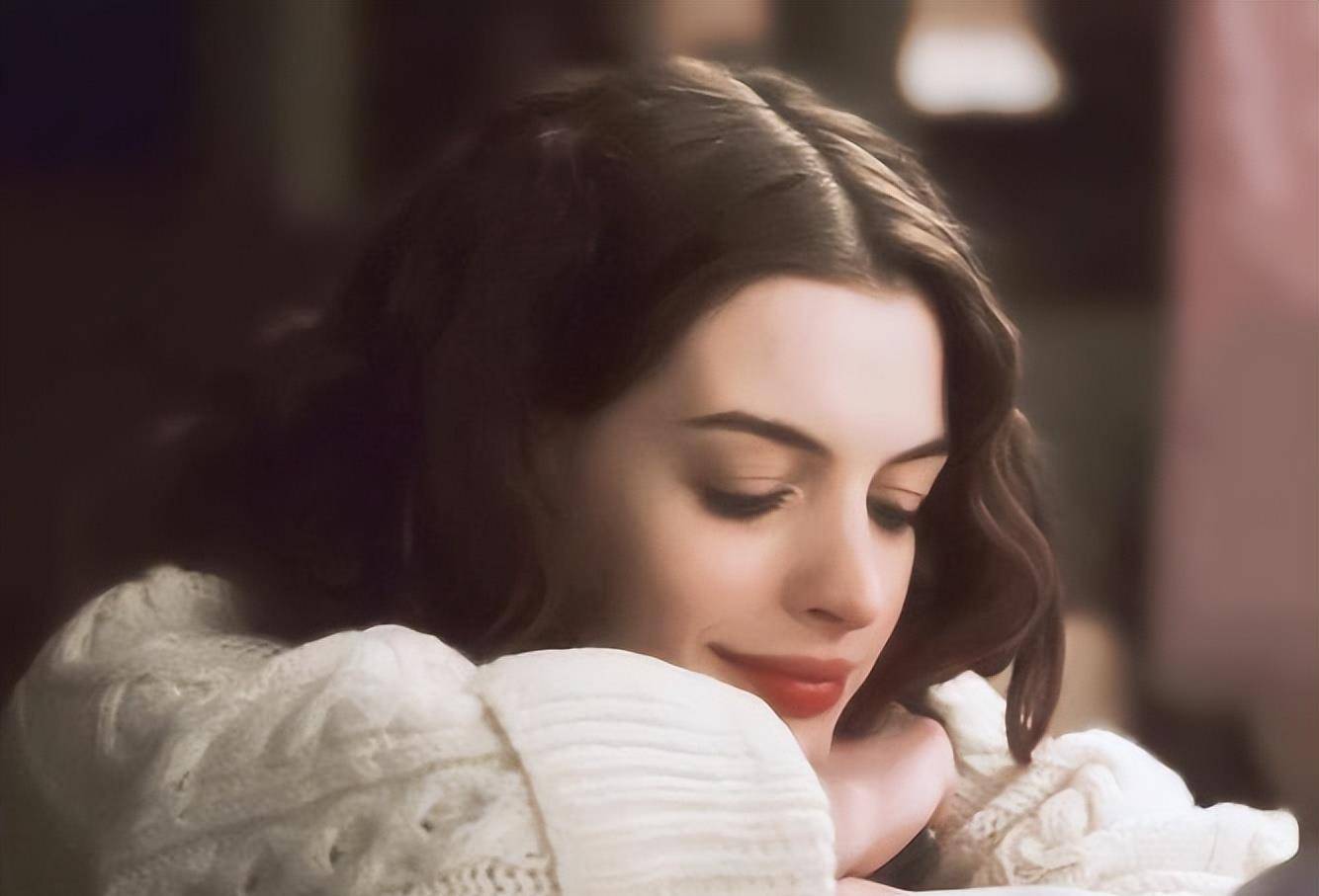 安妮海瑟薇:从好莱坞公主沦落到资本玩物,只需要好看的颜值_詹妮弗