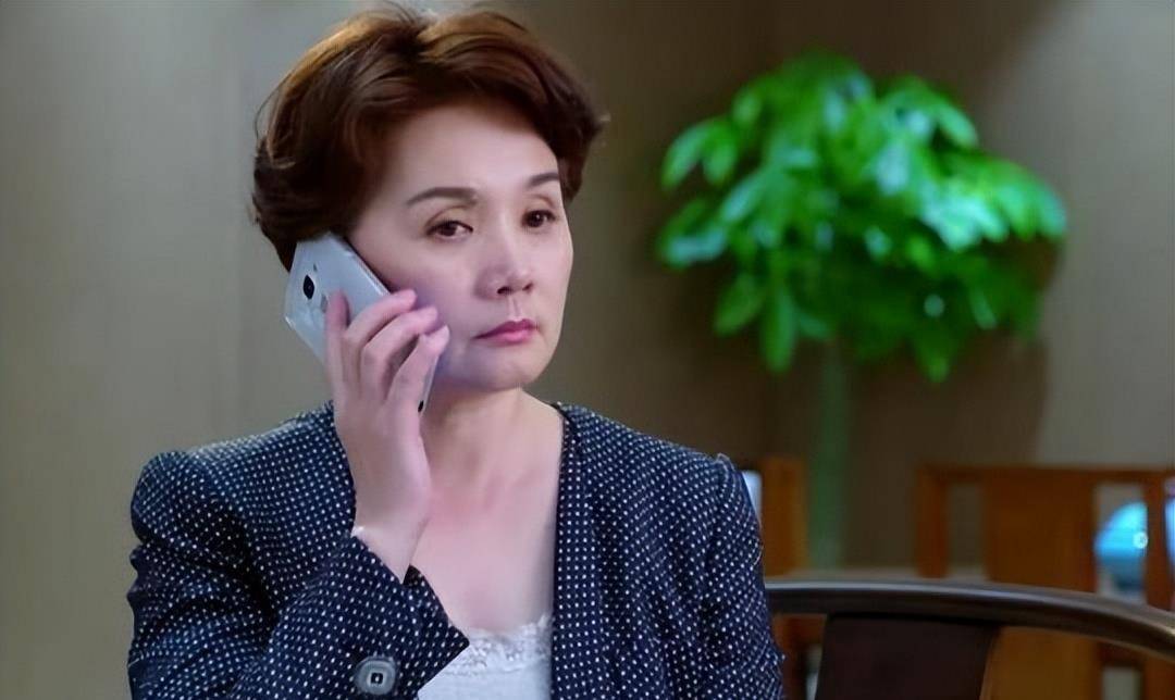 63岁老戏骨吴冕再度走红与丈夫双向奔赴相伴42年恩爱如初