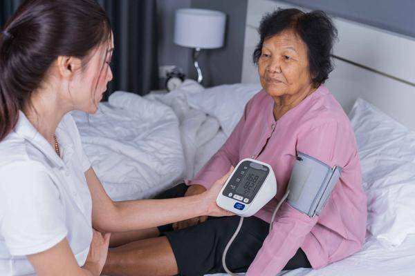 f6bc71e1c455427abda5dbec22ea9055 新的血压标准你知道？日常该如何判断自己血压是否偏高？